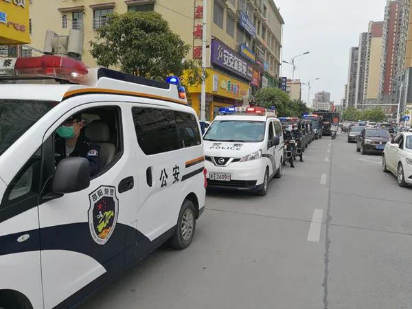 武岡街頭出動多輛警車,發(fā)生什么了?