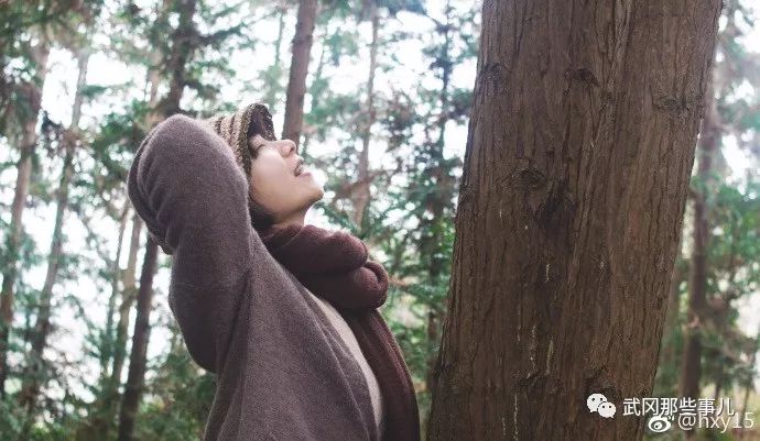 武岡雙牌小女孩穿這么少跑進(jìn)了小樹林...