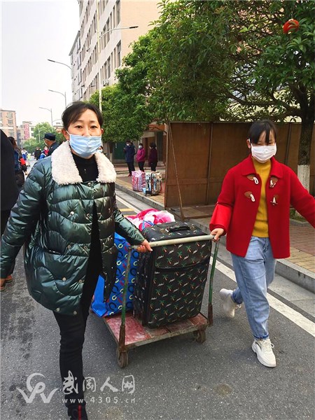 武岡市洞庭學?！白o花使者”助力學子復學