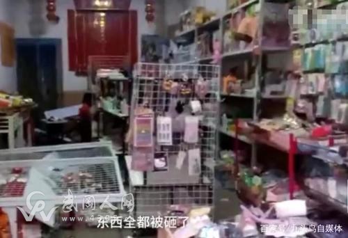小學(xué)生賒賬百元吃零食，家長怒砸小賣部