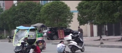 在水云路，武岡兩名女子騎電動(dòng)車相互刮擦倒地
