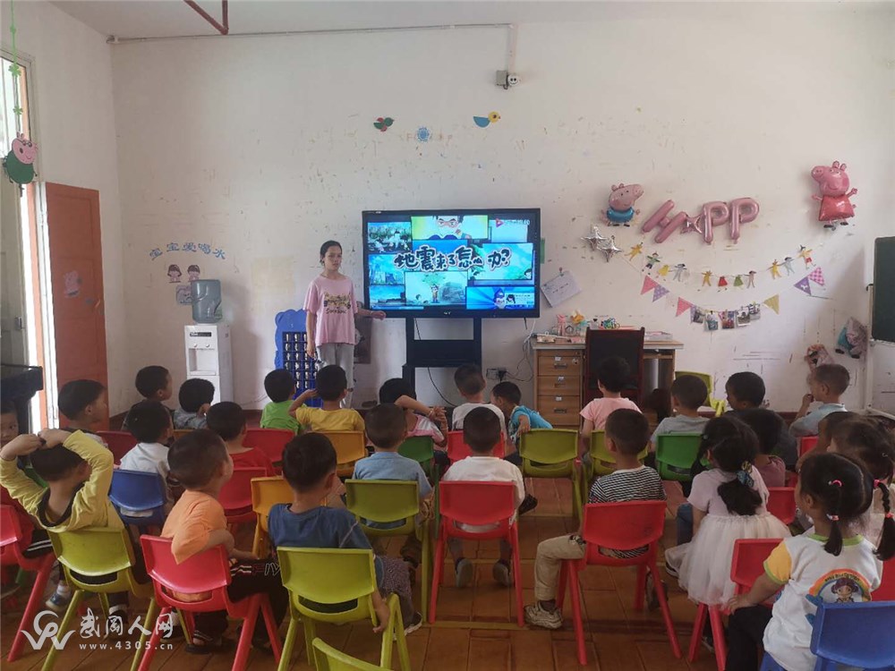 稠樹塘鎮(zhèn)中心幼兒園舉行防地震疏散演練。