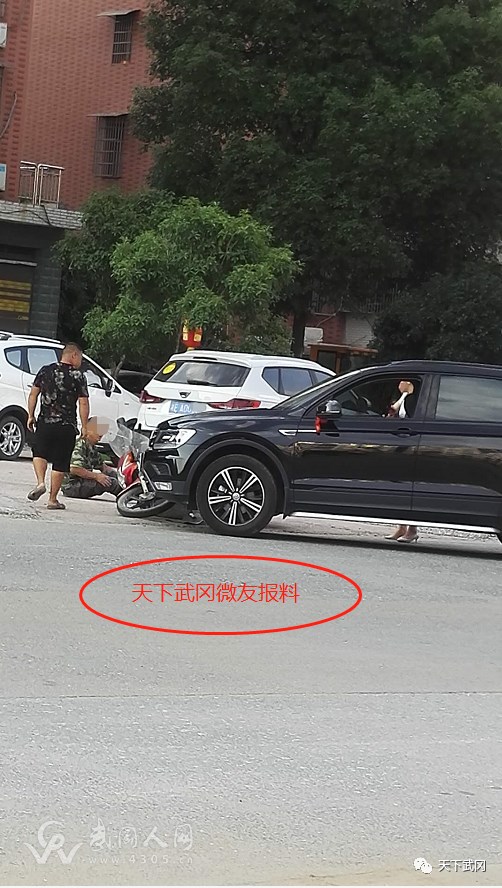 武岡水云路發(fā)生了一起交通事故,一摩托車卡在小車下面....