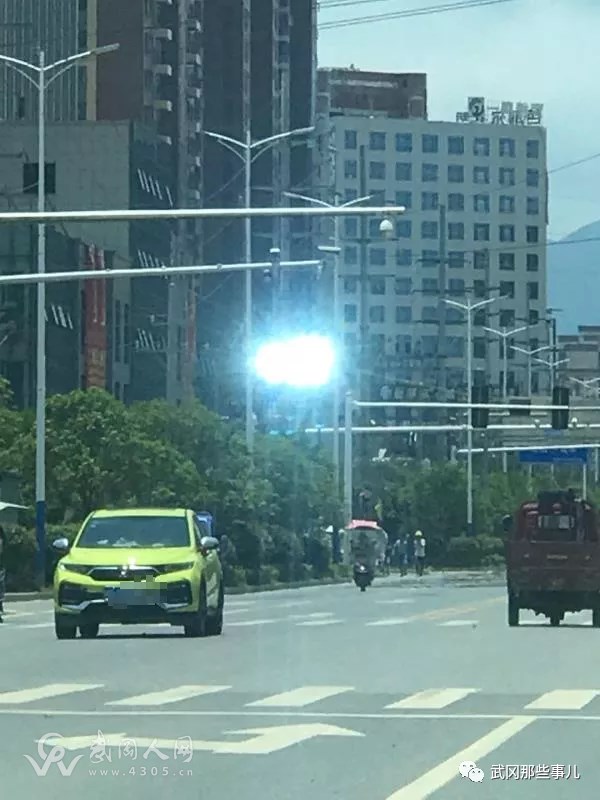 武岡新東小學(xué)對(duì)面這棟樓玻璃反光對(duì)行車造成了影響，開車經(jīng)過需注意