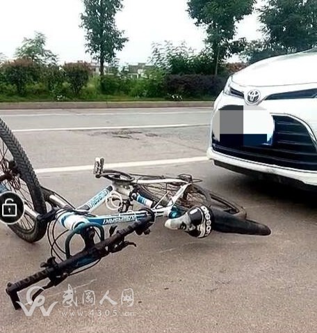 武岡東大橋出事故了，一微友被撞了