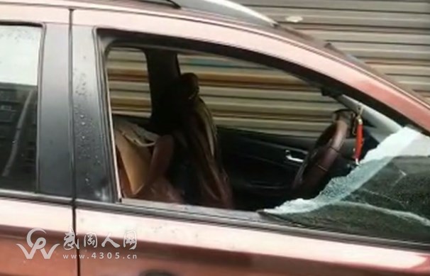武冈龙湖小区有2辆小车，被人砸了！
