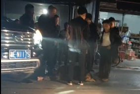 武冈一老人被车撞倒在地，呻吟不止！