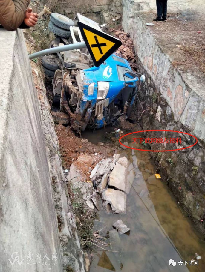 武冈一货车，栽进了小河里！