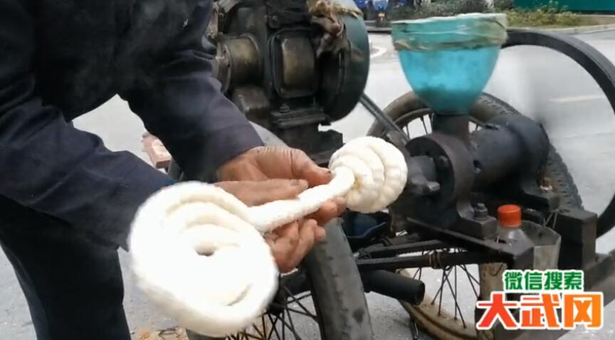 武冈老人大米做棒棒糖，好多人围住不想走