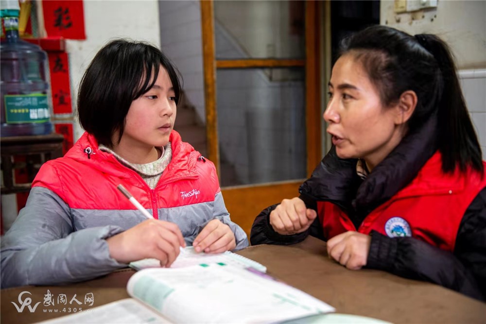 东方红小学党员老师连续7年牵挂乡村留守儿童