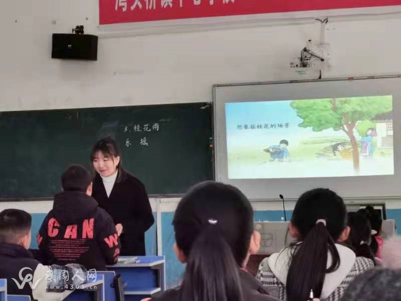 南桥完全小学新进教师教学比武获全镇第一名