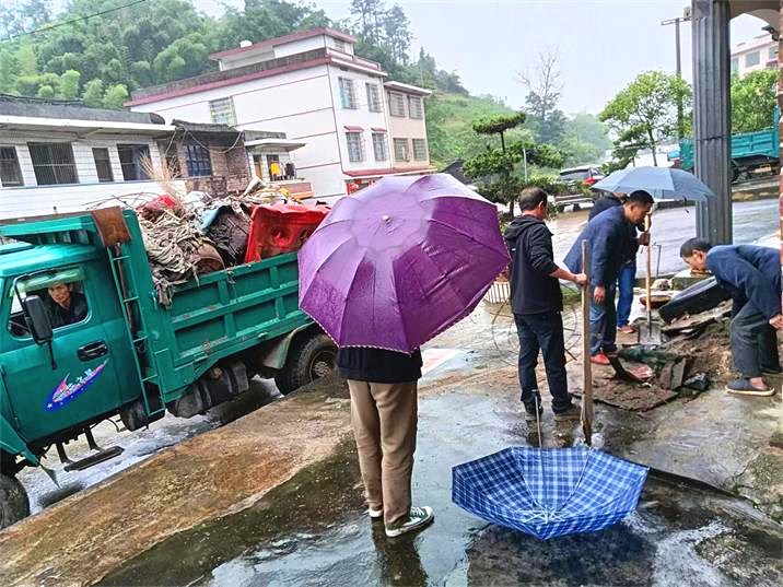 湾头桥镇志愿者冒雨开展环境卫生清理行动