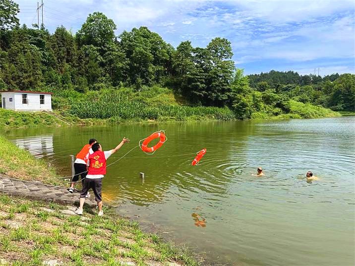 湾头桥镇中学演练：穿衩下水库……