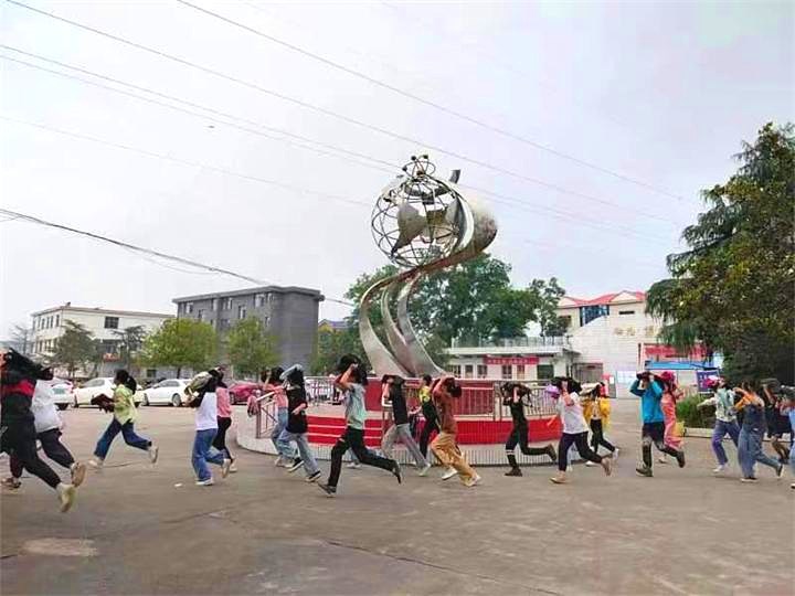 湾头桥镇中学开展防火防震疏散演练