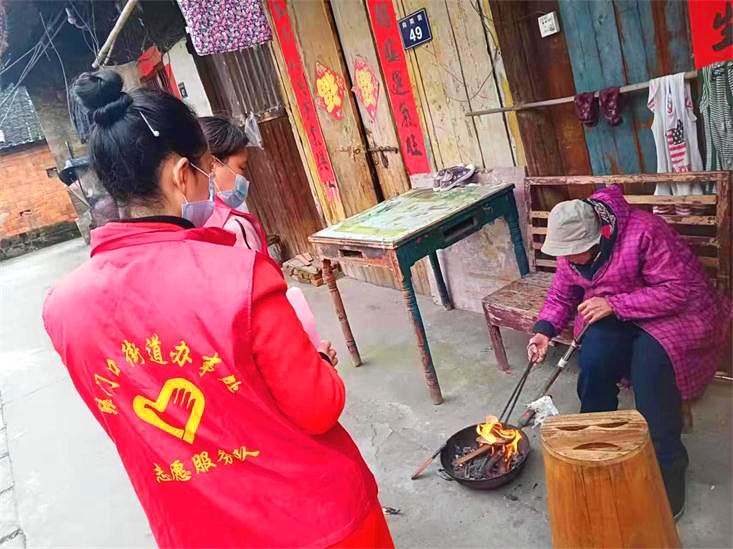 寒潮来袭 武冈辕门口街道开展应对极端天气安全警醒“敲门行动”