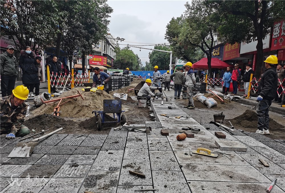 风雨无阻，都梁路古城段加快青石铺设