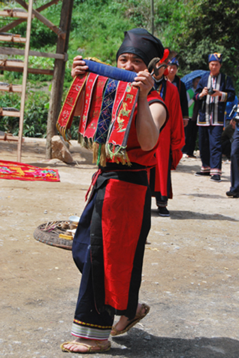 瑶乡习俗——上刀山、喝血酒