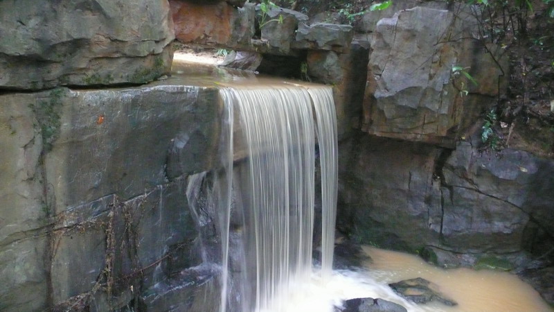 雨后白云山      涧水潺潺流