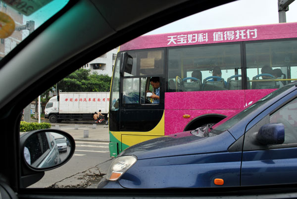 在等红灯的空档用餐的中巴司机