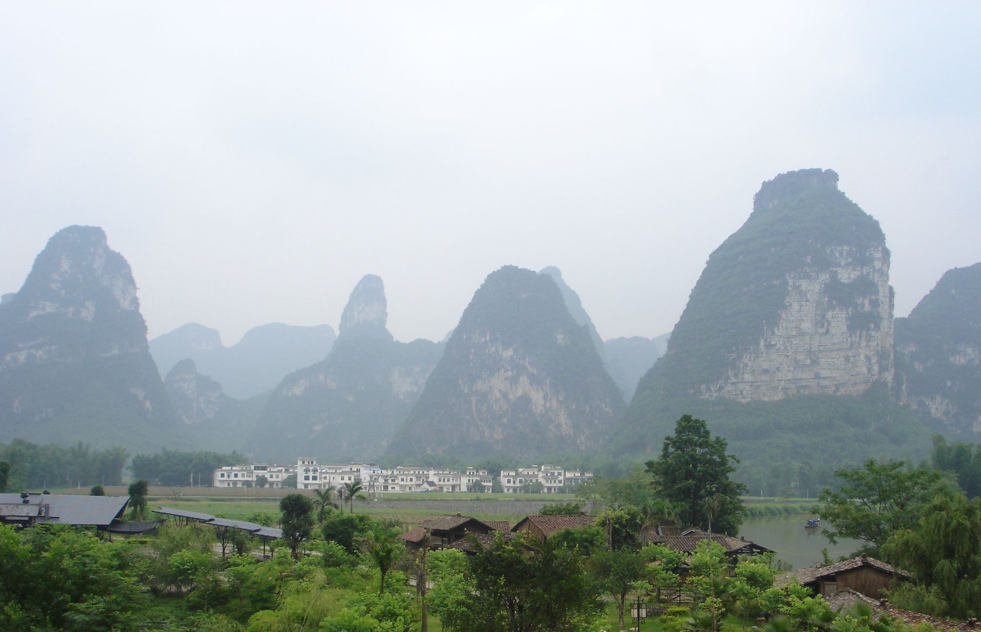 高山下的乡村