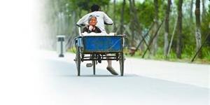 独腿男子母亲_独自骑三轮车养活他81岁母亲