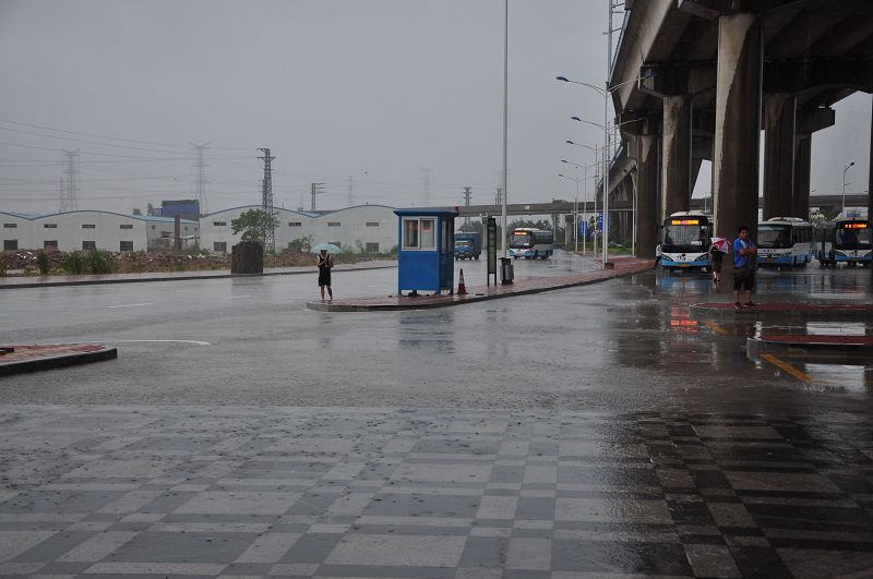 台风暴雨中的容桂轻轨车站