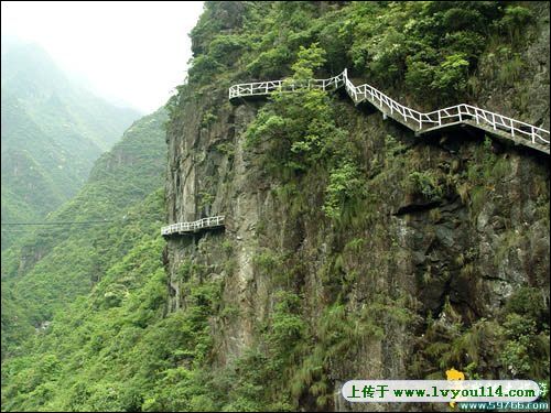 题三清山栈道（七律）