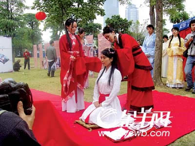 網(wǎng)友聚會(huì)時(shí)穿漢服行漢禮