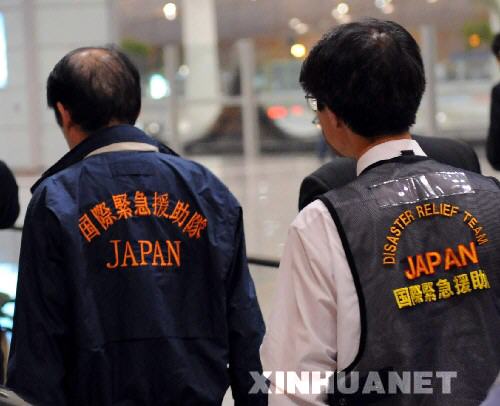 首批日方救援人員抵達成都趕往青川[組圖]