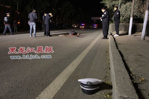 哈爾濱執(zhí)勤交警取締違法貨車時被撞死(組圖