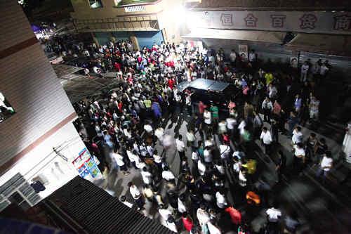 番禺?dāng)?shù)十外省民工與警方?jīng)_突 打砸9輛警用車輛