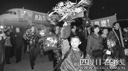 300優(yōu)秀川籍民工今年坐包機回家過年