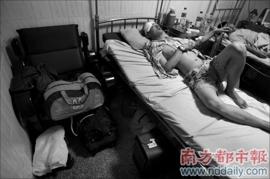 武冈西站客车追尾一死数十伤(图)