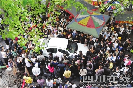 女子掌掴老汉遭人肉搜索后欲跳江轻生(图)