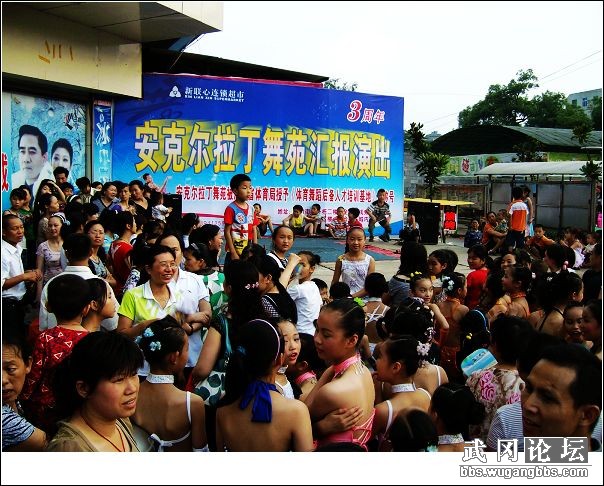 观众云集为安克尔拉丁舞喝彩