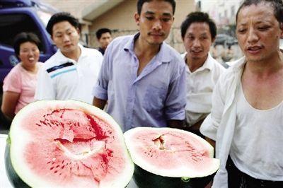 空心西瓜流入長(zhǎng)沙 切開不久就發(fā)臭發(fā)酸(圖)
