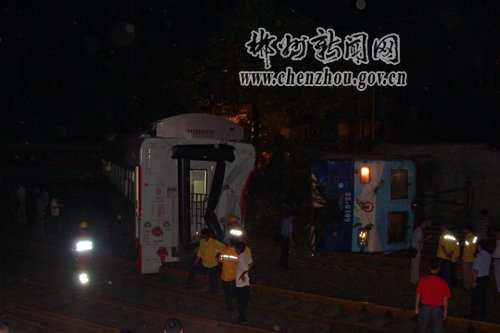 郴州火車站內(nèi)列車相撞致3人死60余人傷(組圖)