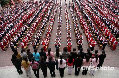山東棗莊千名小學生“頌恩師”