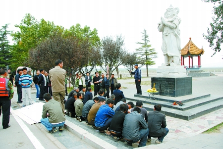 30余農(nóng)民工黃河邊殺雞叩頭求河神顯靈幫討薪
