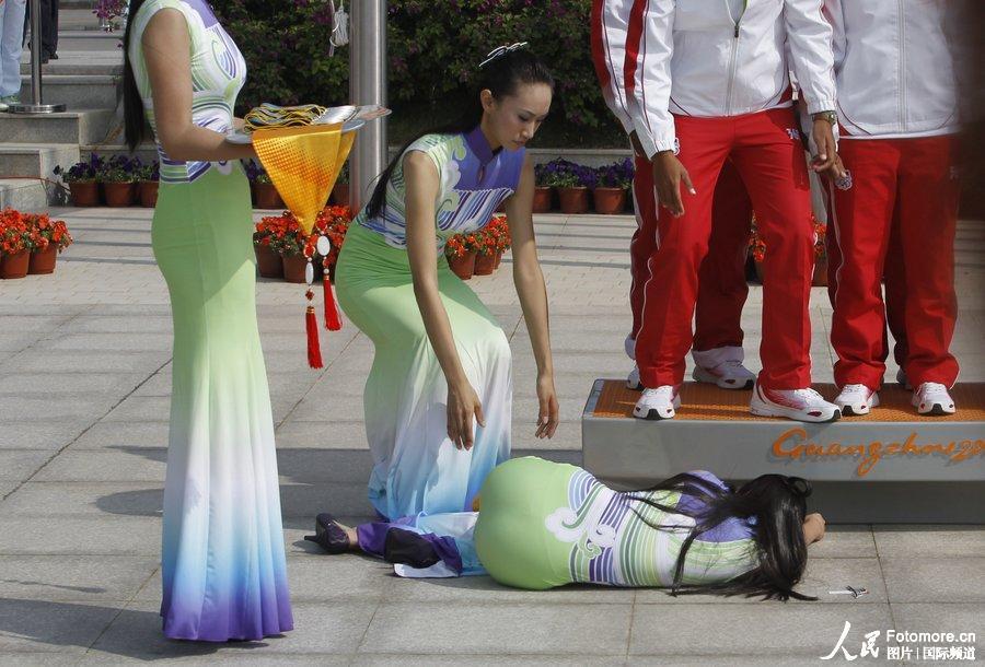 高清:亞運(yùn)頒獎(jiǎng)禮儀因體力不支暈倒