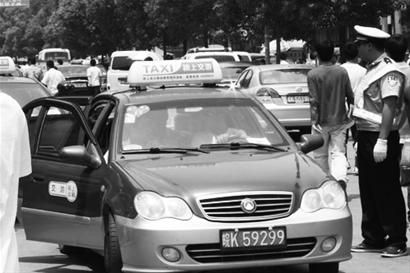安徽一協(xié)警因查黑老大車(chē)輛被迫下跪道歉遭清退