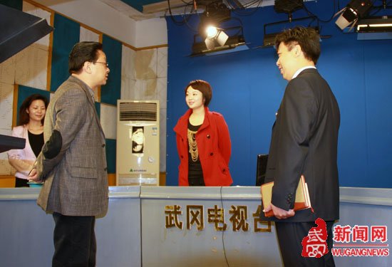 王春生与新闻工作者共庆第11个记者节