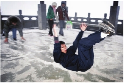 湖南49縣市飄雪:道路結(jié)冰橙警拉響(圖)