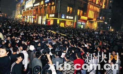 快遞公司倒閉上千客戶堵路追債(組圖)