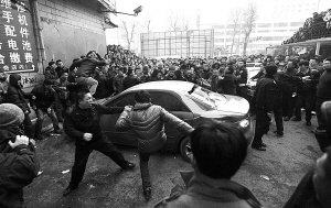 長春"警服男"撞人后暴打傷者 數(shù)千民眾砸車(圖