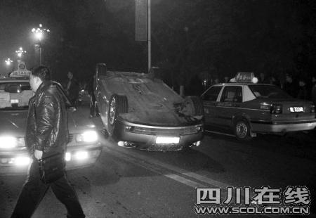 寶馬不滿被超逼停出租車 眾的哥將其掀