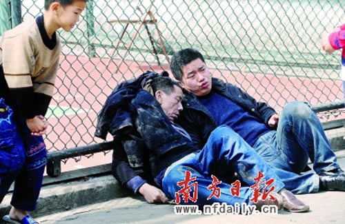 父親當(dāng)街離世深情兒子抱尸聊天