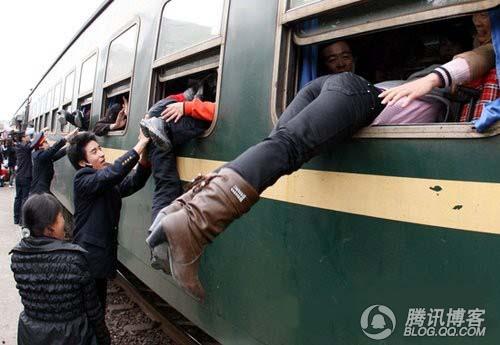 列車員幫旅客爬窗站長被免職 萬名網(wǎng)友齊喊冤