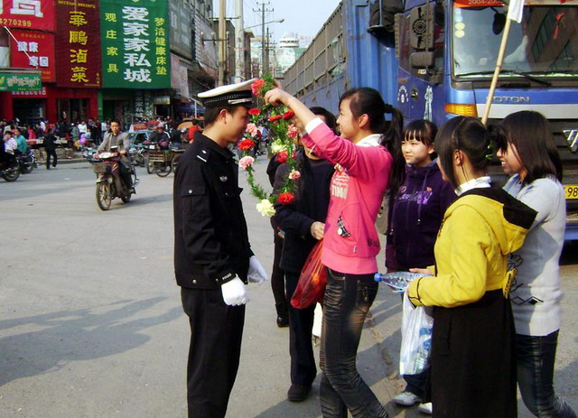 武冈组织志愿者小分队慰问执勤交警