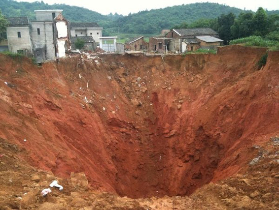 湖南寧鄉(xiāng)多處地面塌陷最大直徑80余米(組圖)